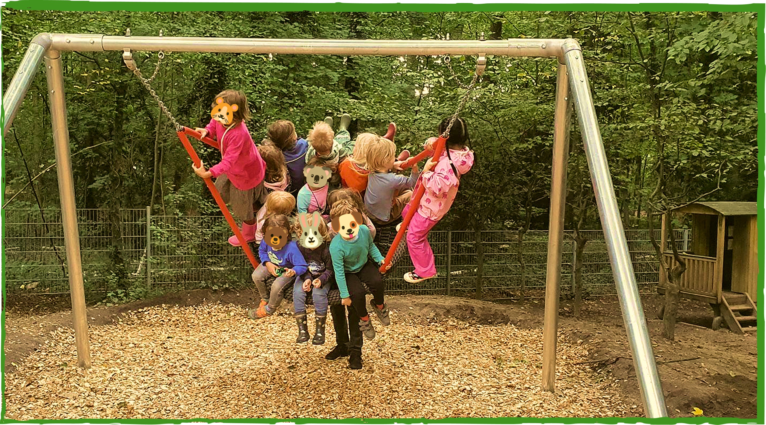 Kinder spielen gemeinsam an der Nestschaukel