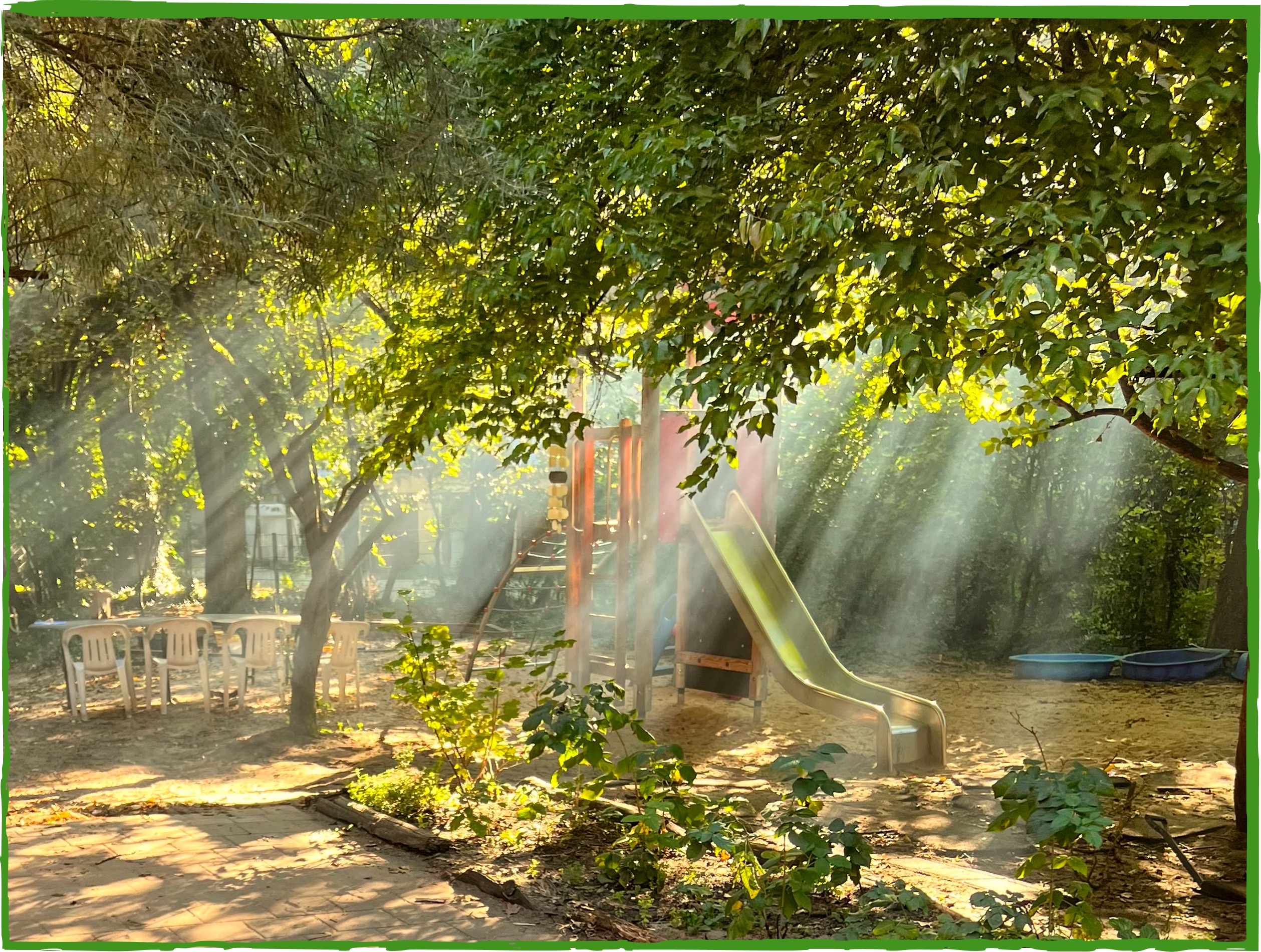 Der Spielplatz der Purzelzwerge – Kinder beim Klettern und Entdecken